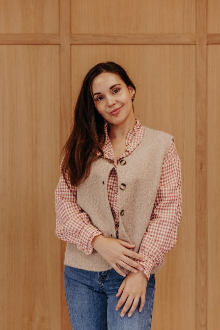 Femme avec une chemise.