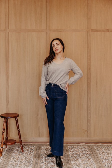 Femme avec un pull.