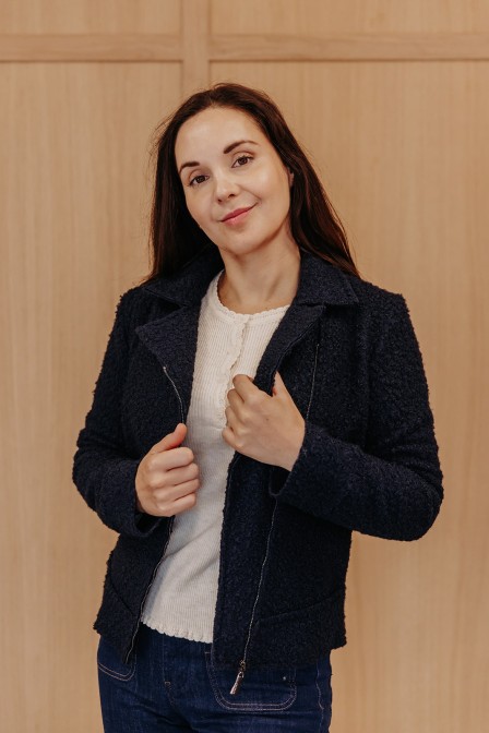 Femme avec une veste. Femme avec une veste.