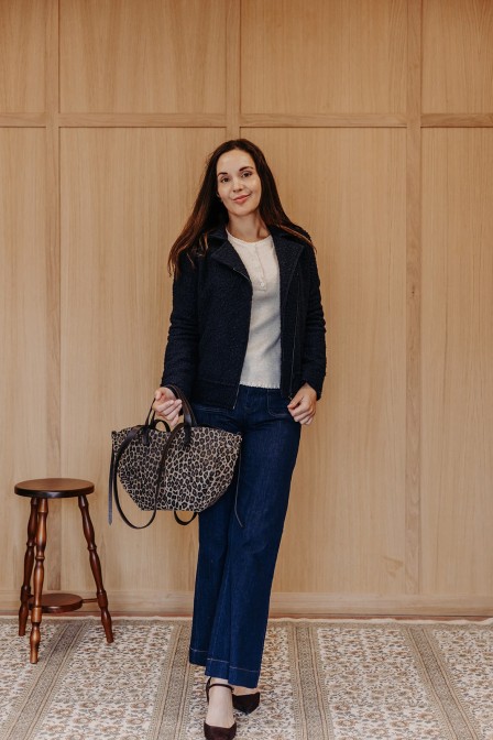 Femme avec une veste. Femme avec une veste.