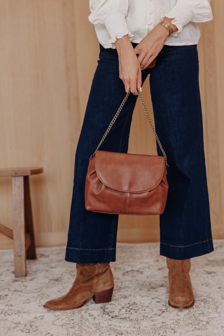 Femme qui tient un sac. Femme qui tient un sac.