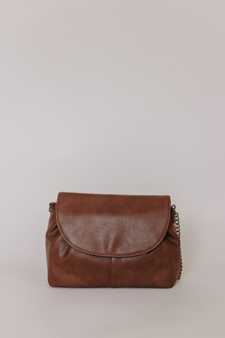 Femme qui tient un sac. Femme qui tient un sac.