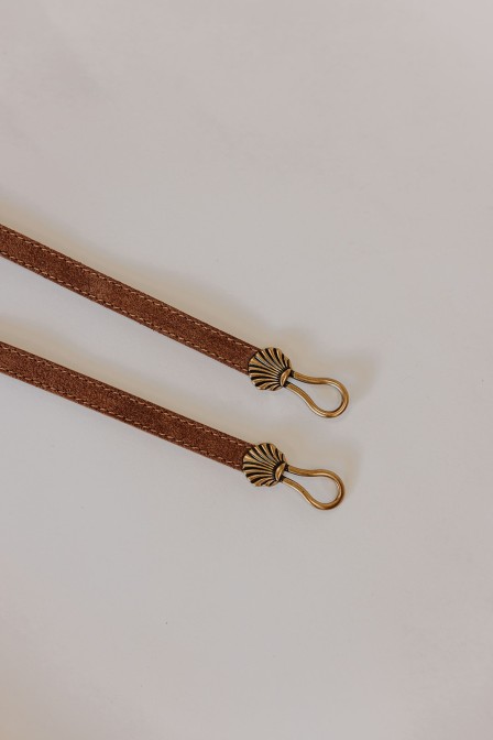 Zoom sur les boucles de la ceinture. Zoom sur les boucles de la ceinture.