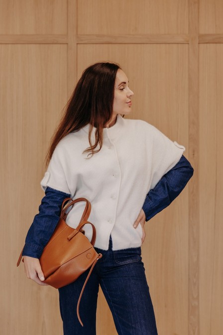 Femme avec une veste. Femme avec une veste.