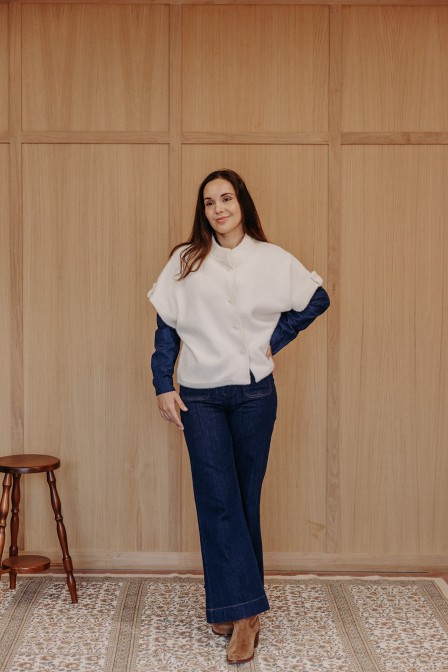 Femme avec une veste. Femme avec une veste.