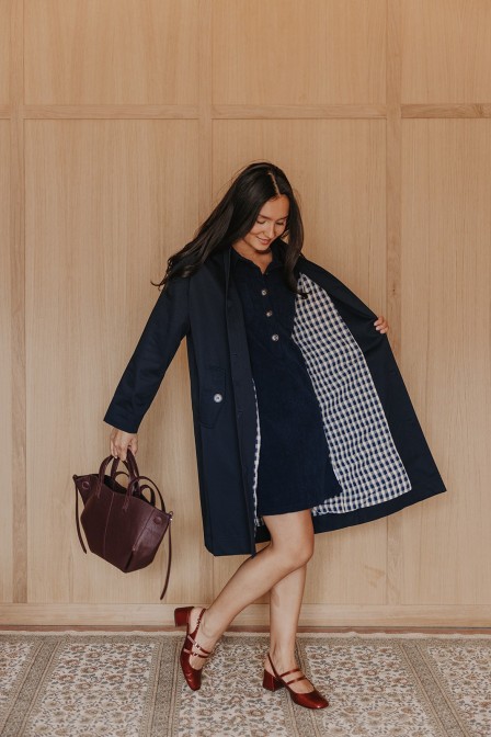 Femme avec un trench. Femme avec un trench.