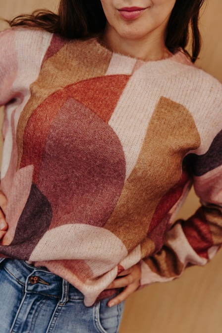 Zoom sur le print du pull. Zoom sur le print du pull.