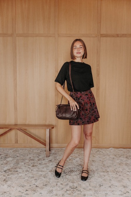 Femme avec une jupe short. Femme avec une jupe short.