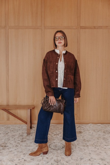 Femme avec une veste. Femme avec une veste.