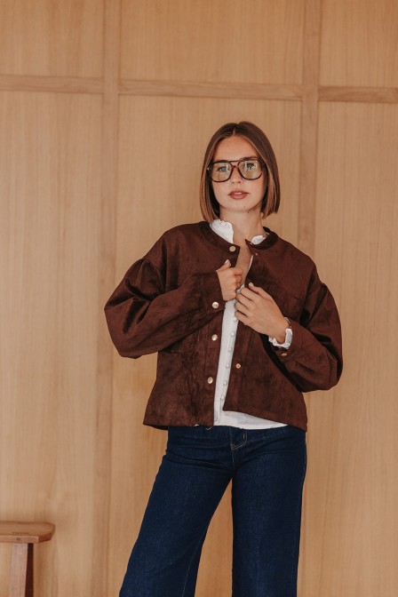Femme avec une veste. Femme avec une veste.