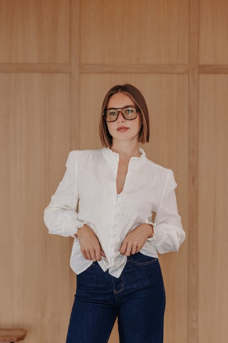 Femme avec une chemise brodée.