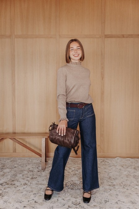 Femme avec un pull taupe. Femme avec un pull taupe.