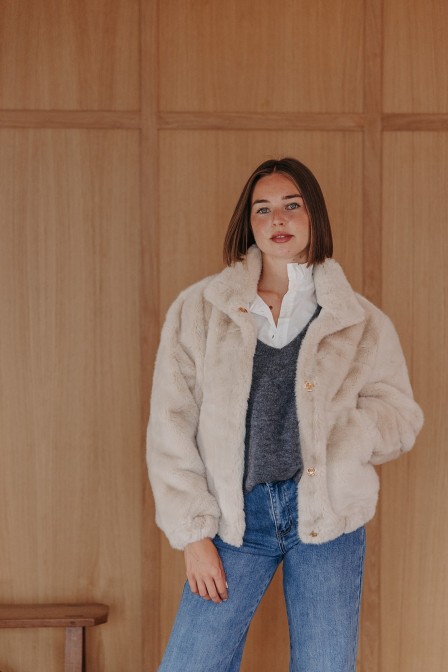 Femme avec une veste. Femme avec une veste.