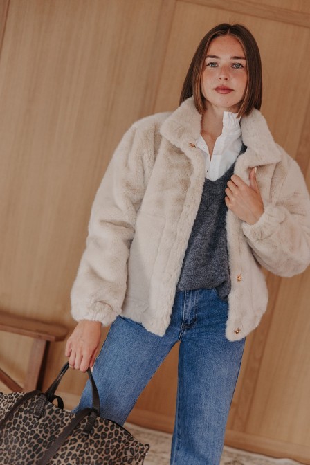 Femme avec une veste. Femme avec une veste.