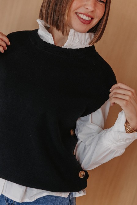 Femme avec un pull. Femme avec un pull.