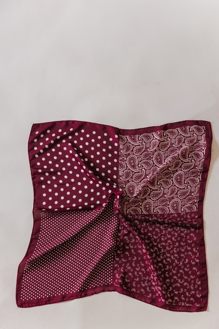 Zoom sur le foulard posé.