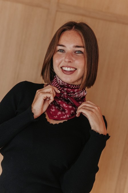 Zoom sur le foulard posé.