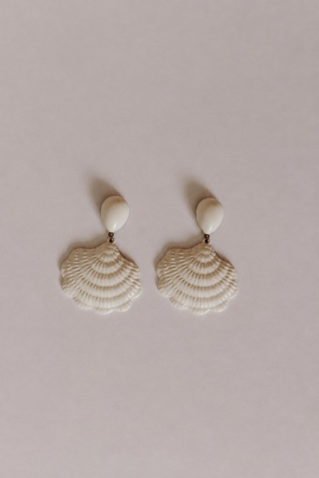 Femme avec des boucles. Femme avec des boucles.