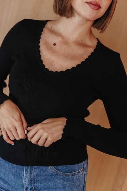 Femme avec un top noir.