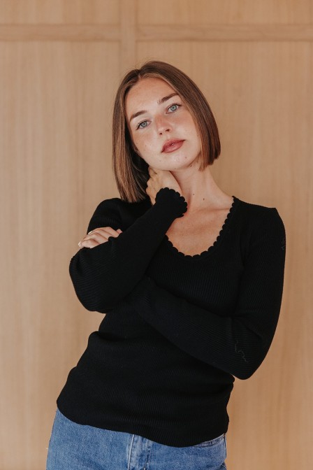 Femme avec un top noir.