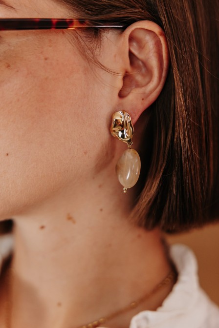 Boucles d'oreilles sur le présentoir. Boucles d'oreilles sur le présentoir.