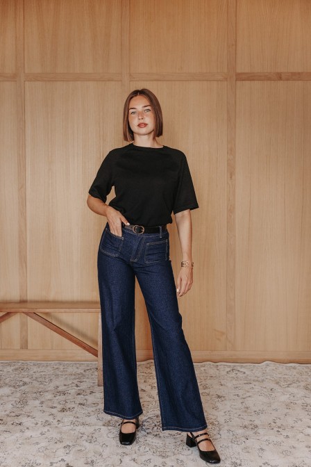 Femme avec un pull. Femme avec un pull.