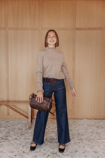 Femme qui porte un jean wide leg. Femme qui porte un jean wide leg.
