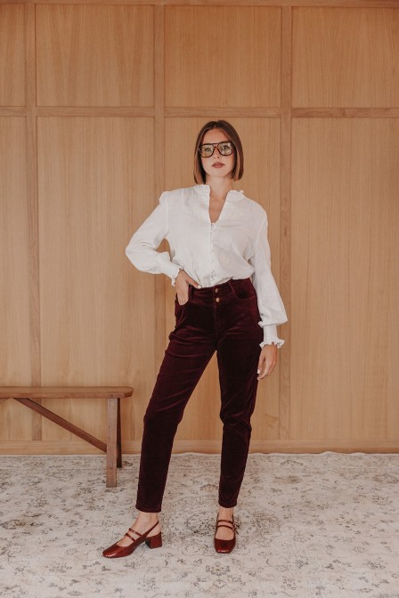 Femme avec un pantalon. Femme avec un pantalon.