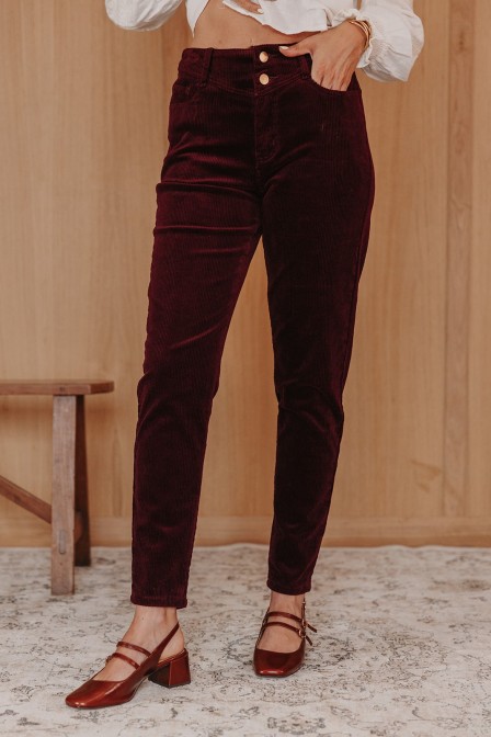 Femme avec un pantalon. Femme avec un pantalon.