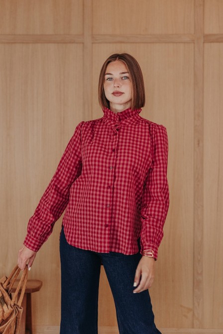 Femme avec une chemise. Femme avec une chemise.