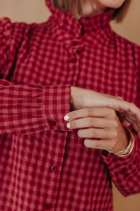 Femme avec une chemise. Femme avec une chemise.