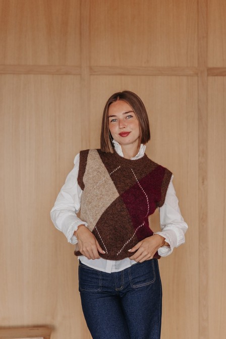 Femme avec un pull. Femme avec un pull.
