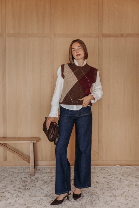 Femme avec un pull. Femme avec un pull.