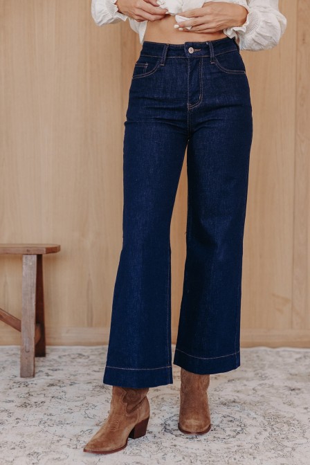 Femme avec un jean. Femme avec un jean.
