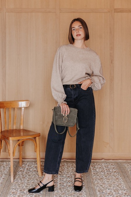 Femme avec un jean.