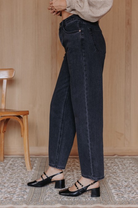 Femme avec un jean.