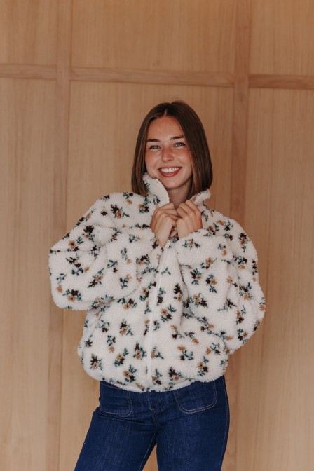 Femme avec une veste polaire. Femme avec une veste polaire.