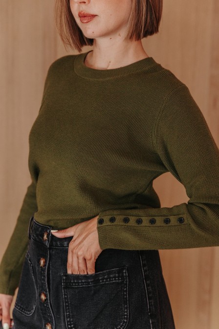 Femme avec un pull. Femme avec un pull.