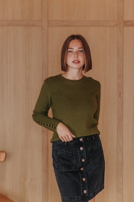 Femme avec un pull. Femme avec un pull.