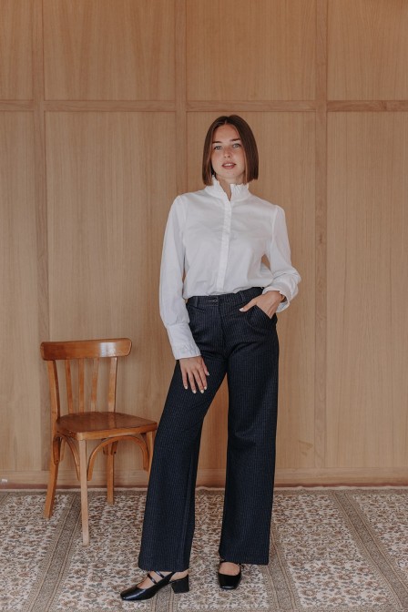 Femme avec un pantalon. Femme avec un pantalon.