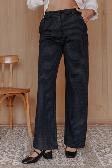 Femme avec un pantalon. Femme avec un pantalon.