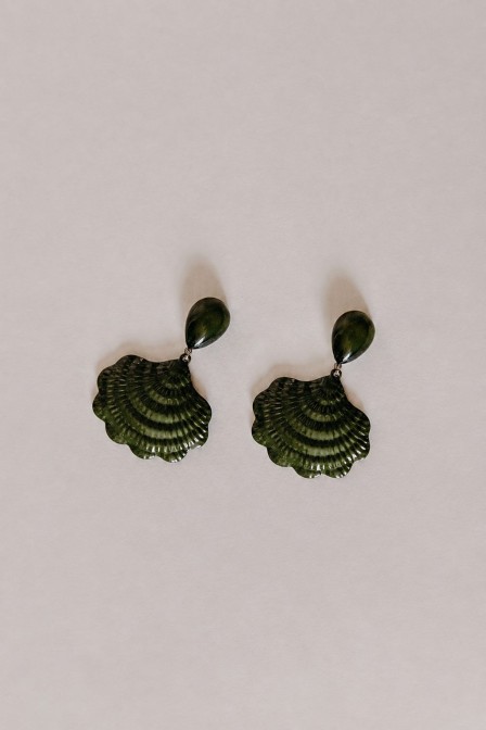 Femme avec des boucles. Femme avec des boucles.