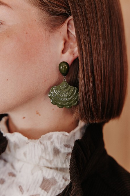 Femme avec des boucles. Femme avec des boucles.