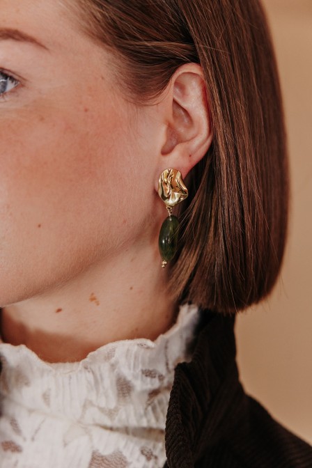 Zoom sur les boucles d'oreilles posées. Zoom sur les boucles d'oreilles posées.