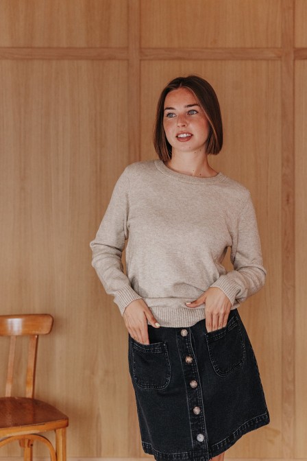 Femme avec un pull. Femme avec un pull.