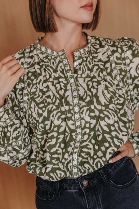 Femme avec une chemise. Femme avec une chemise.