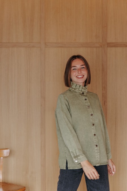 Femme avec une surchemise. Femme avec une surchemise.