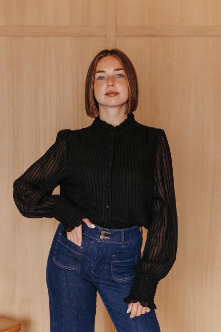Femme avec une chemise. Femme avec une chemise.