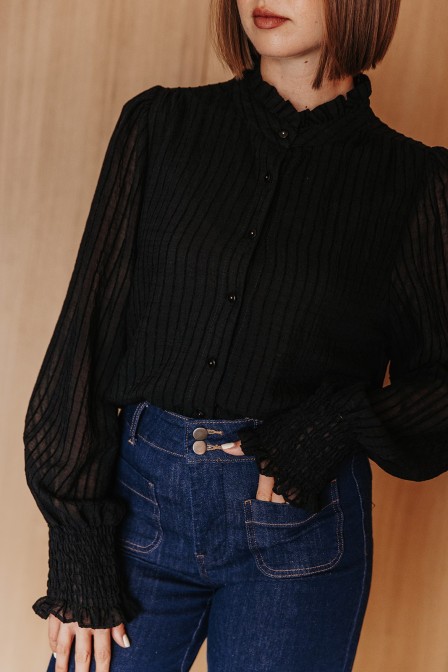 Femme avec une chemise. Femme avec une chemise.