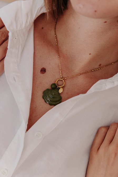 Zoom sur le collier coquillage. Zoom sur le collier coquillage.